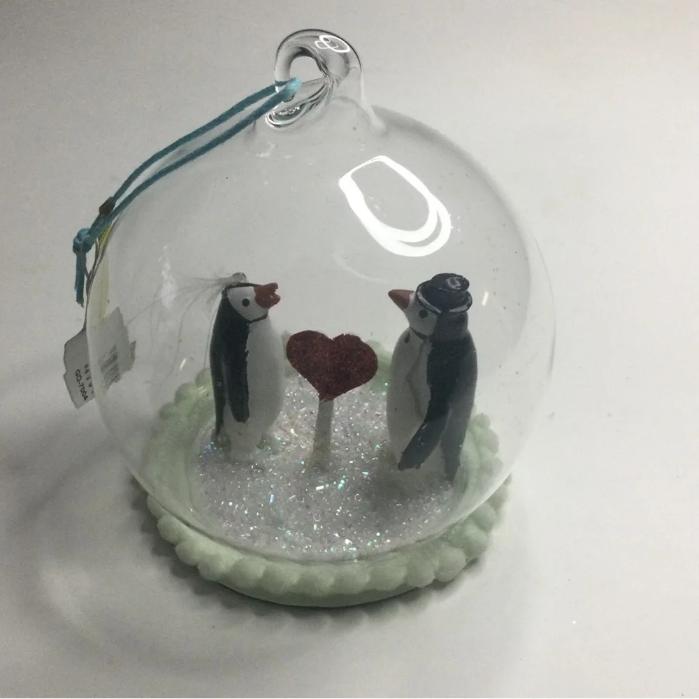 PENGUIN WEDDING GLOBE GLASS CHRISTMAS ORNAMENT NWOT 4” x 4”